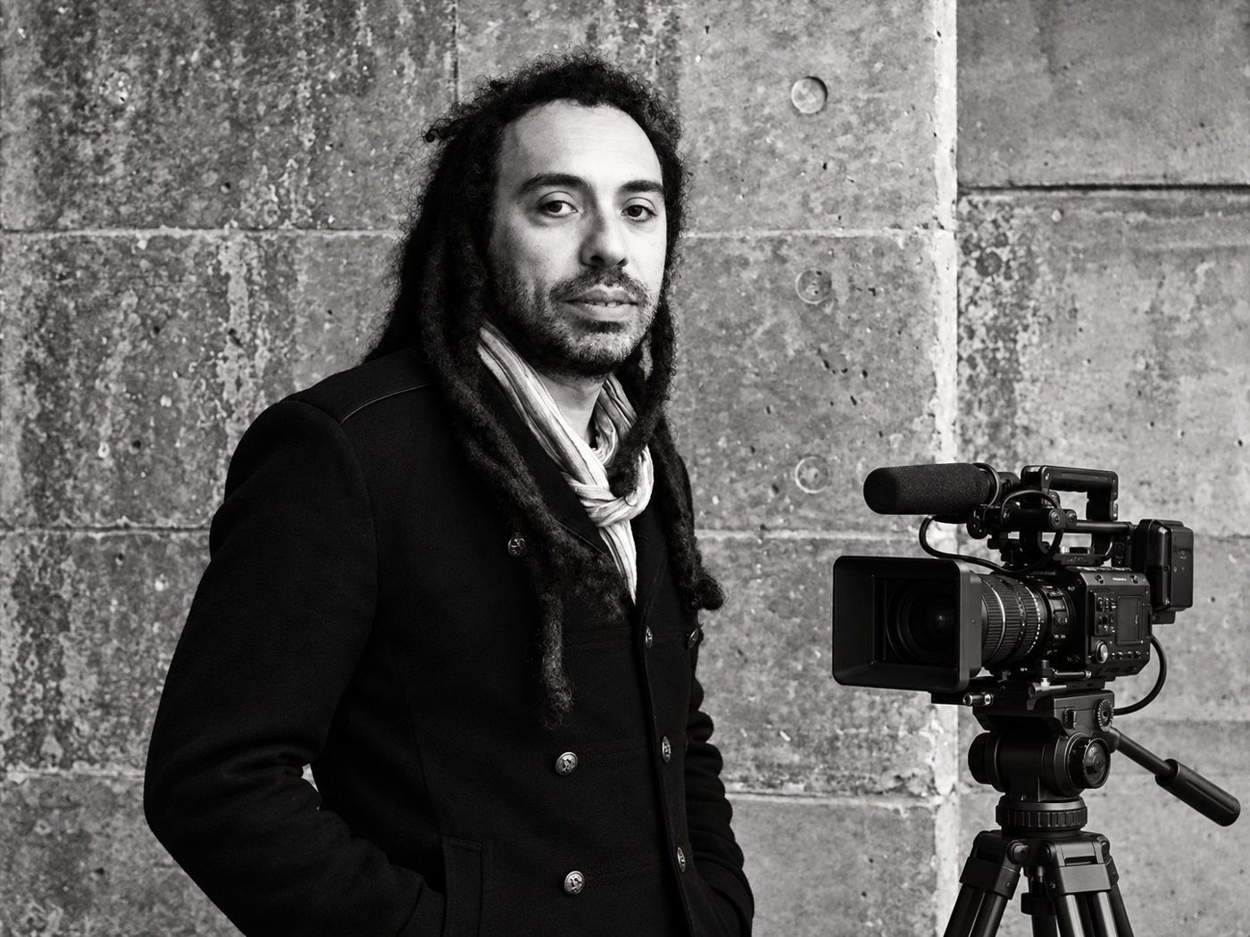 Bruno Tocaben avec sa caméra, en noir et blanc