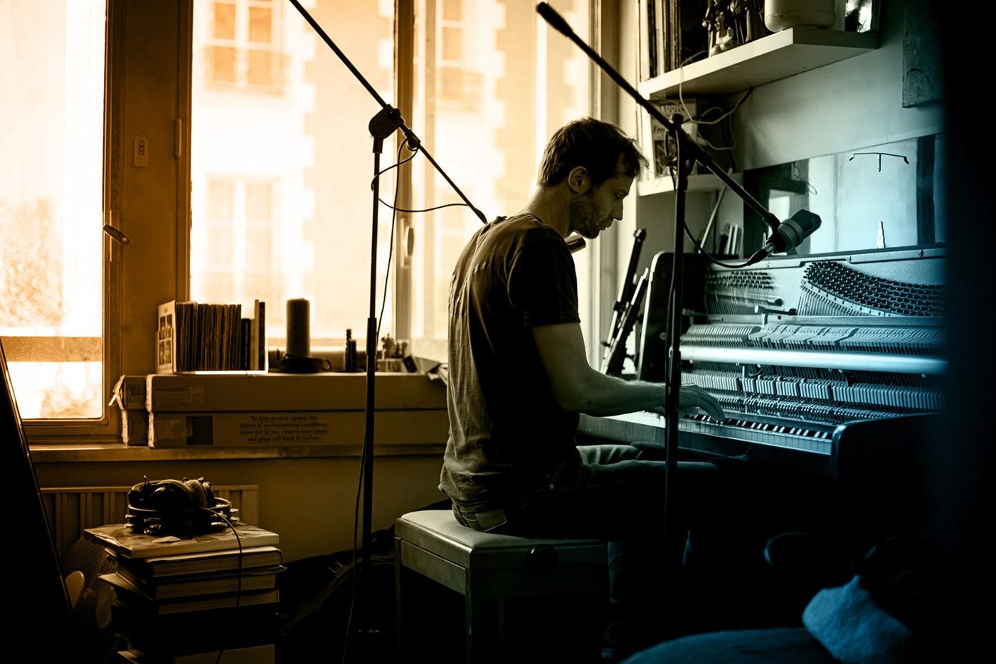 Johan Czerneski au piano dans son studio